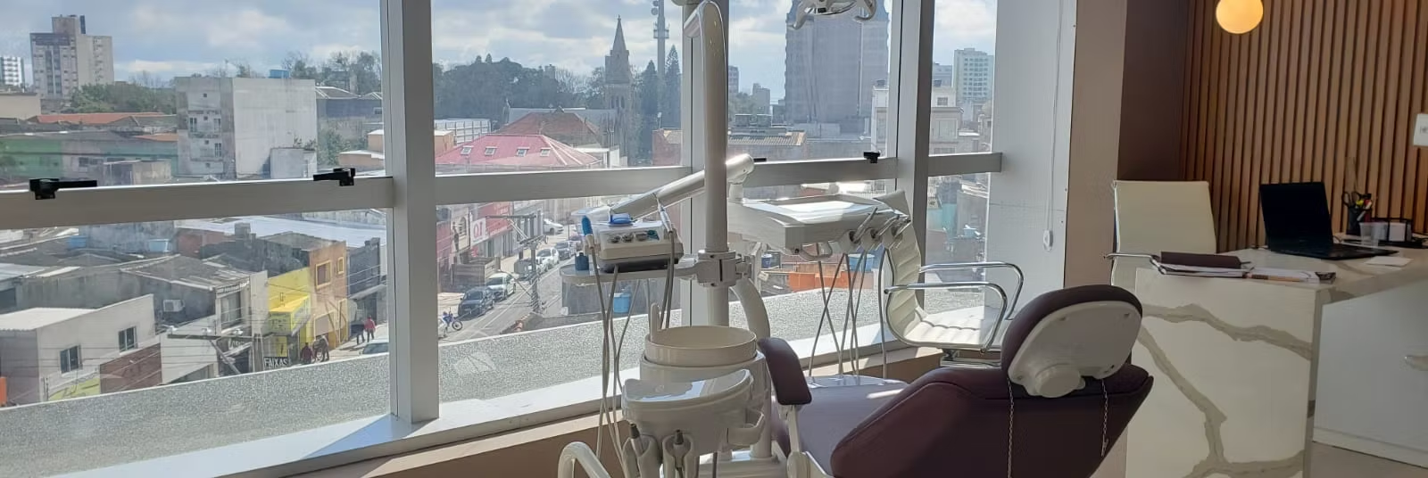 Consultório odontológico da Dra. Daiane Brião com vista para a cidade