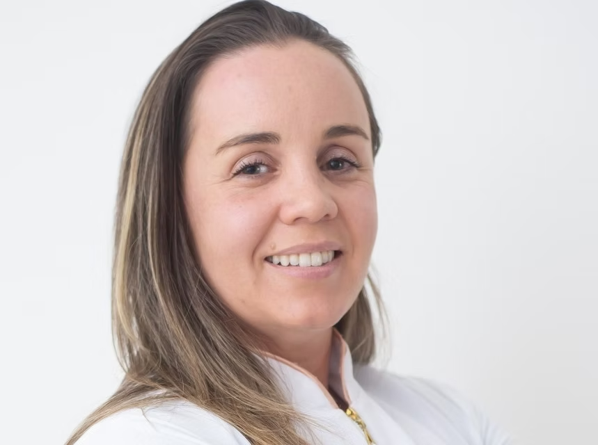 Retrato da Dra. Daiane Brião, cirurgiã bucomaxilofacial